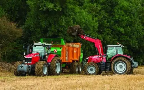 Ciągniki Massey Ferguson podczas ładowania przeyczepy