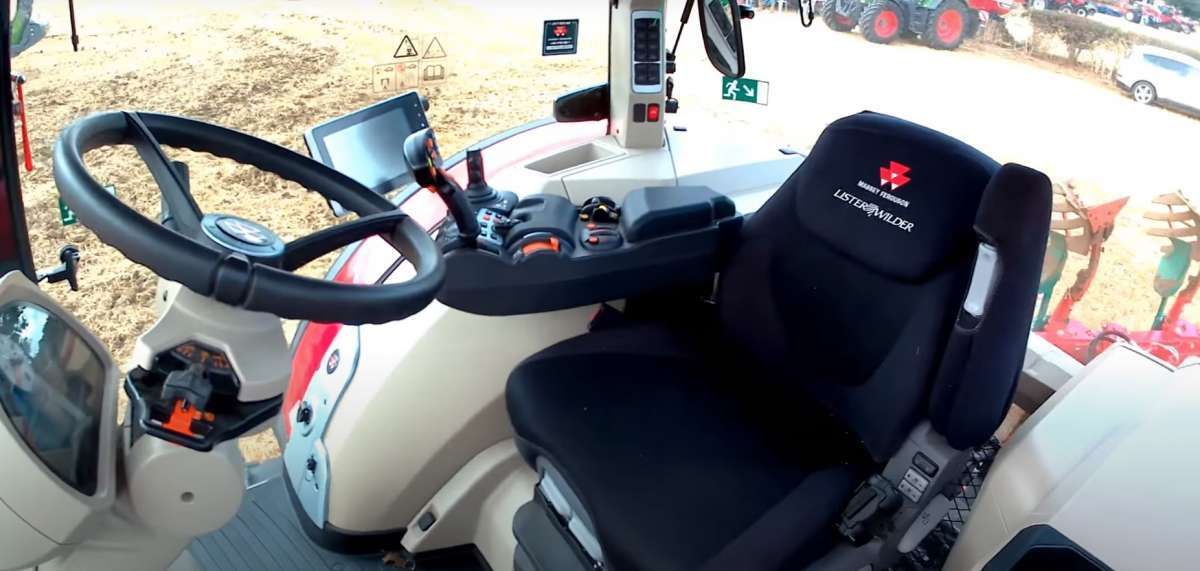 Komfortowa kabina w Massey Ferguson 8700 