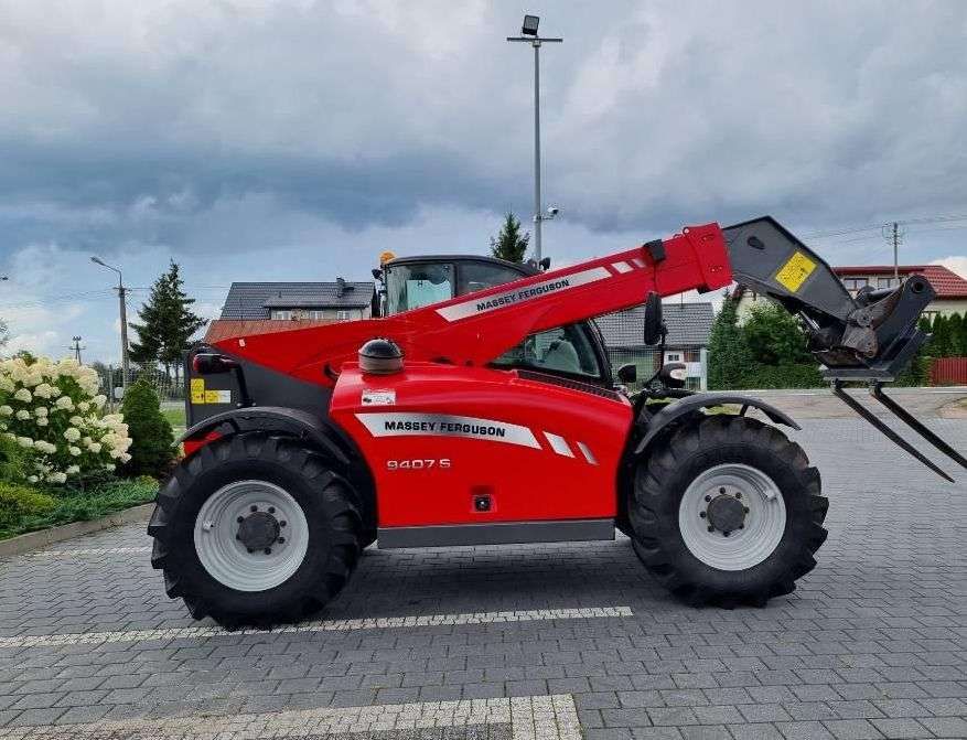 Ładowarka teleskopowa MF 9407S widok z boku