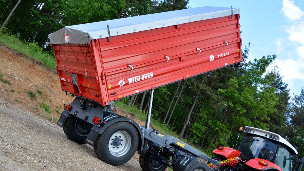Czerwona przyczepa rolnicza Metal-Fach typ T711/3