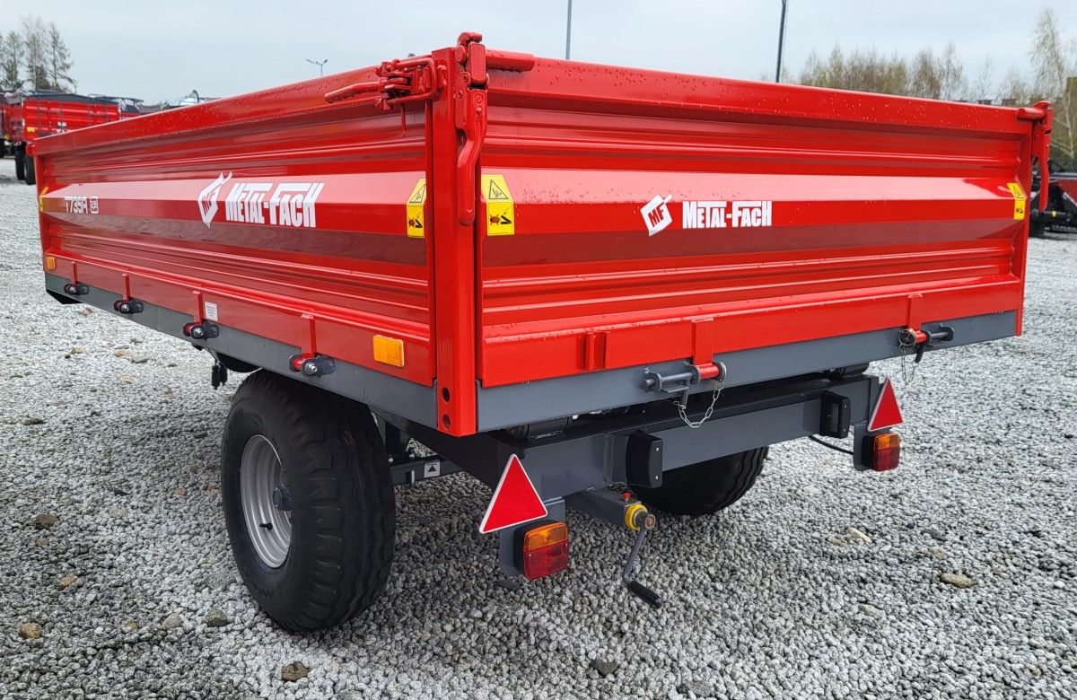 Czerwona przyczepa rolnicza Metal-Fach typ T735A