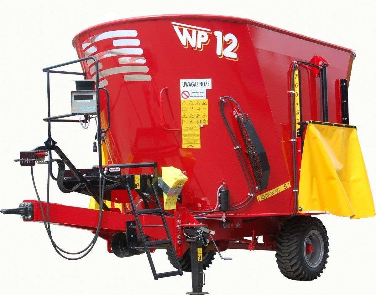 Zdjęcie studyjne wózu paszowego WP 12 z firmy Metaltech, który mozna nabyć za pośrednictwem korbanek.pl. Fotografia, na której prezentowany jest wóz paszowy firmy Metaltech z 1 mieszadłem