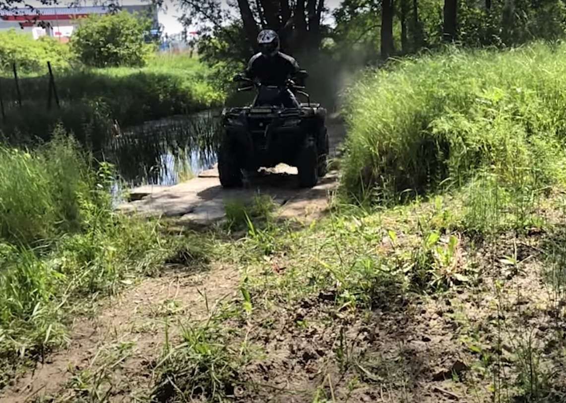 Przejazd na quadzie Polaris Touring 570 EPS  w terenie