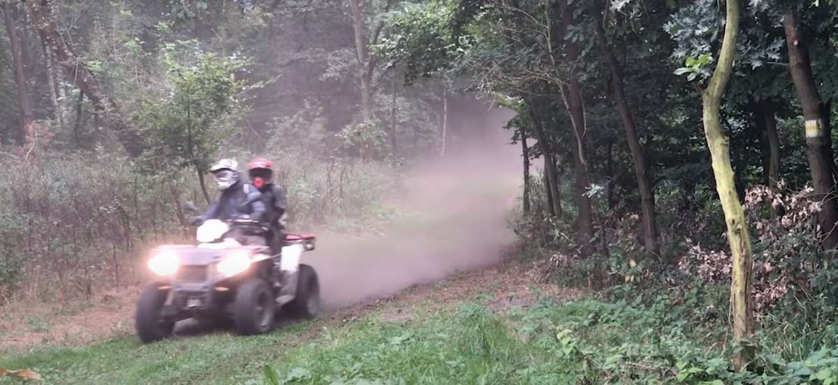 Przejazd dwóch osób na jednym quadzie Polaris 570