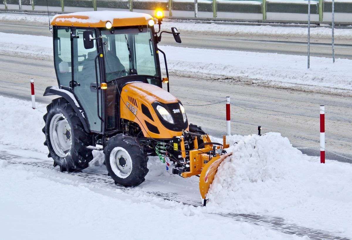 City to seria pługów klasy lekkiej dedykowana do odśnieżania placów,  chodników i dróg osiedlowych produkowany przez Samasz