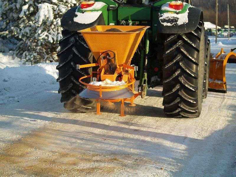 SAND firmy Samasz  to posypywarka przeznaczona jest do rozrzucania piasku sypkiego na ulicach, alejach, chodnikach.