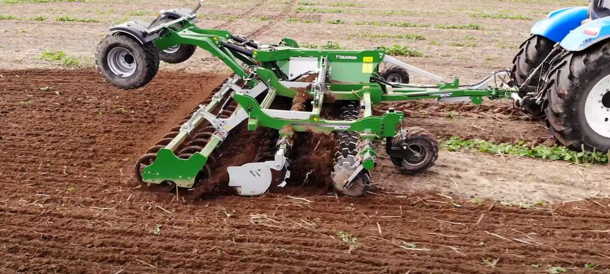 Brona talerzowa Tolmet MEGATRON UT 600 w pracy na polu