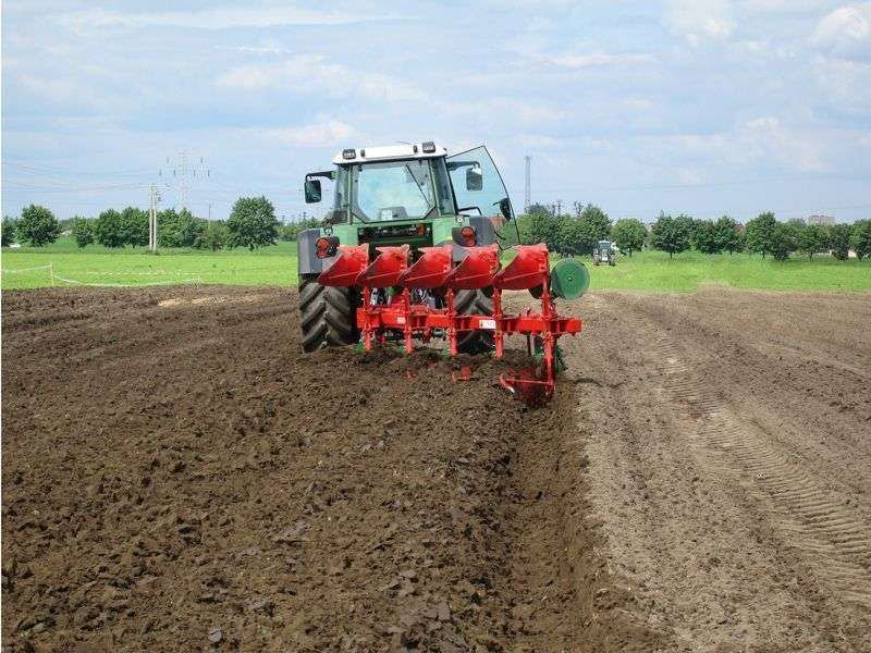 Pług obracalny BIS XM poczas orki