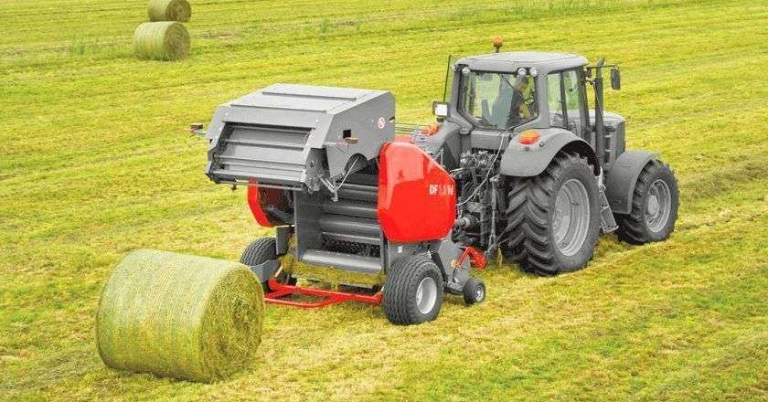 Prasa Famarolu DF stałokomorowa Prasa stałokomorowa z ciągnikiem John Deer w pracy Polowej typ DF Famarol Unia