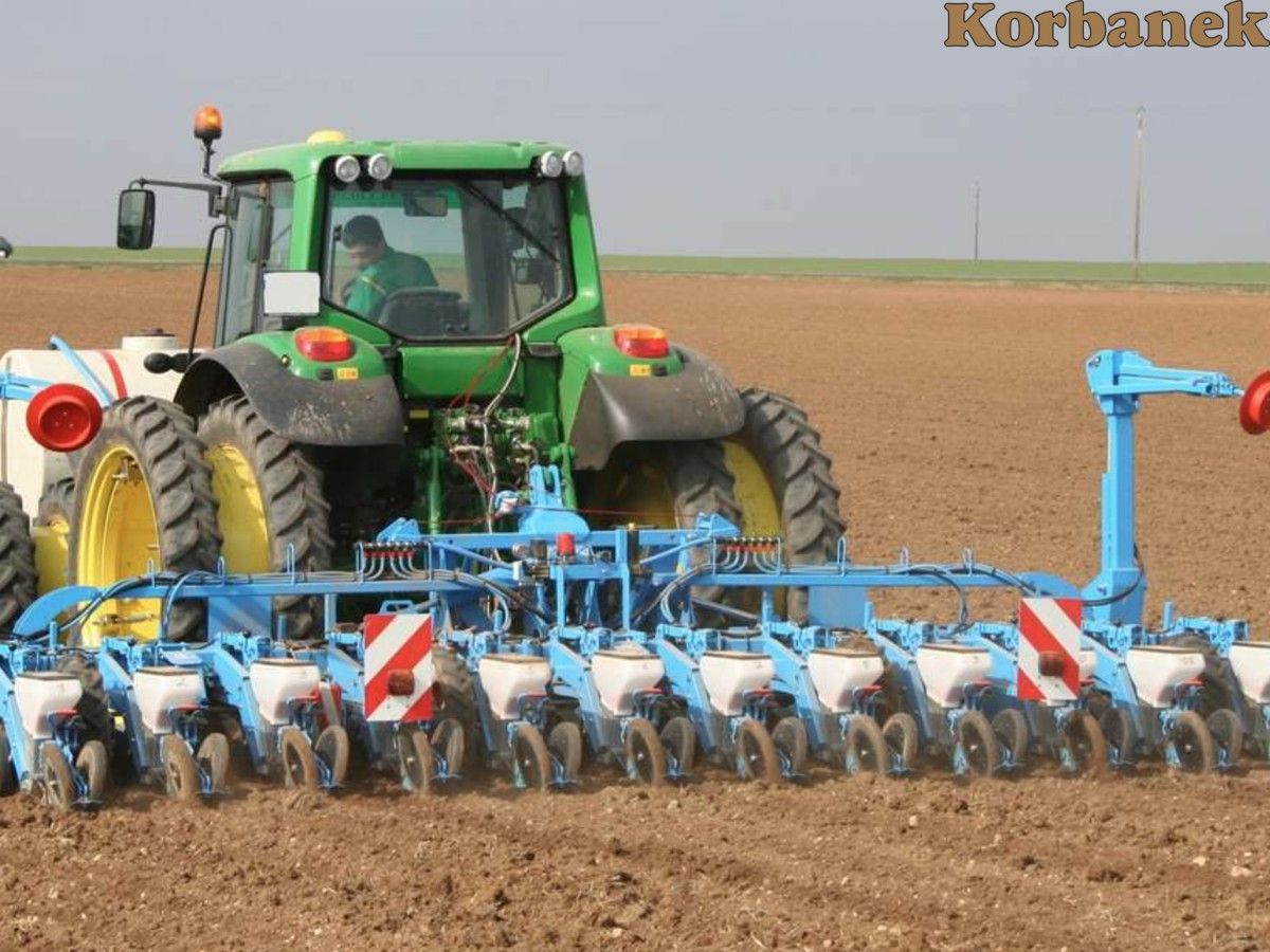 Ciągnik John Deere z siewnikiem Monosem