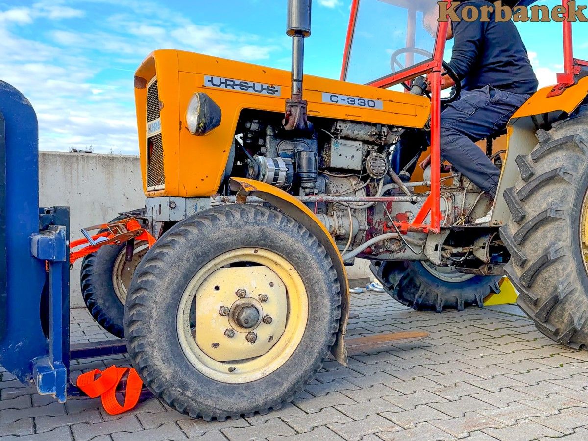 Test siły podnośnika w Ursusie C330