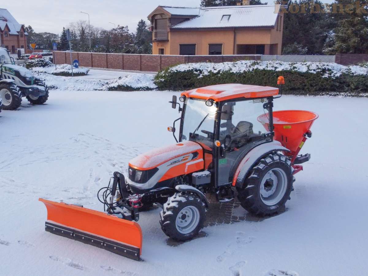 Ciągnik Arbos 2040 w barwach komunalnych