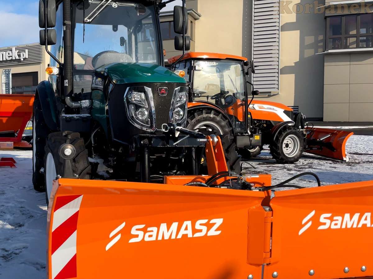 Ciągnik Arbos 3055 z pługiem do śniegu Samasz