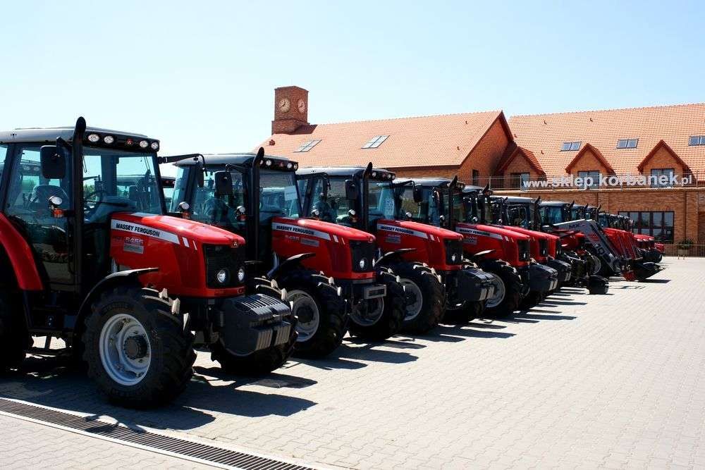 Ciągniki Rolnicze MF na placu Ciągniki rolnocze Massey Ferguson na placu Korbanek w Tarnowie Podgórnym