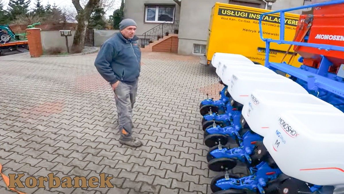 Pan Marian ze swoim nowym siewnikiem Monosem od Korbanek