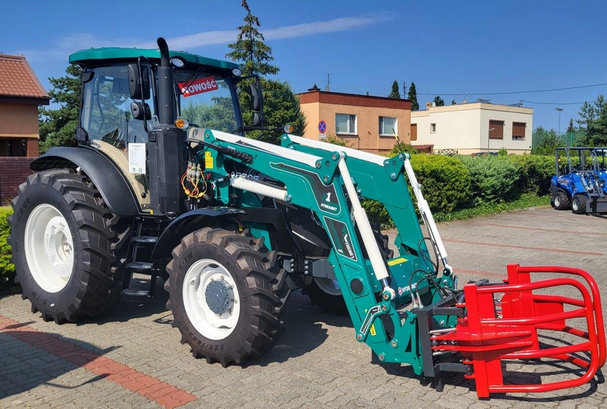 Ładowacz Xtreme-1 zamontowany na ciągniku ARBOS 4100.