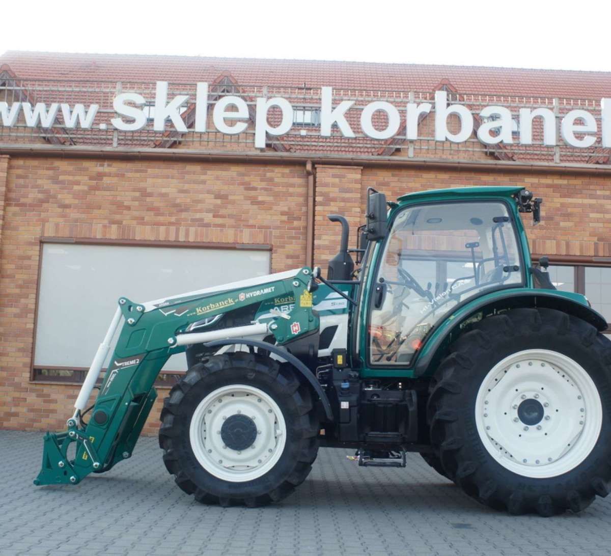 Ładowacz Xtreme-2 zamontowany na ciągniku ARBOS 5130.