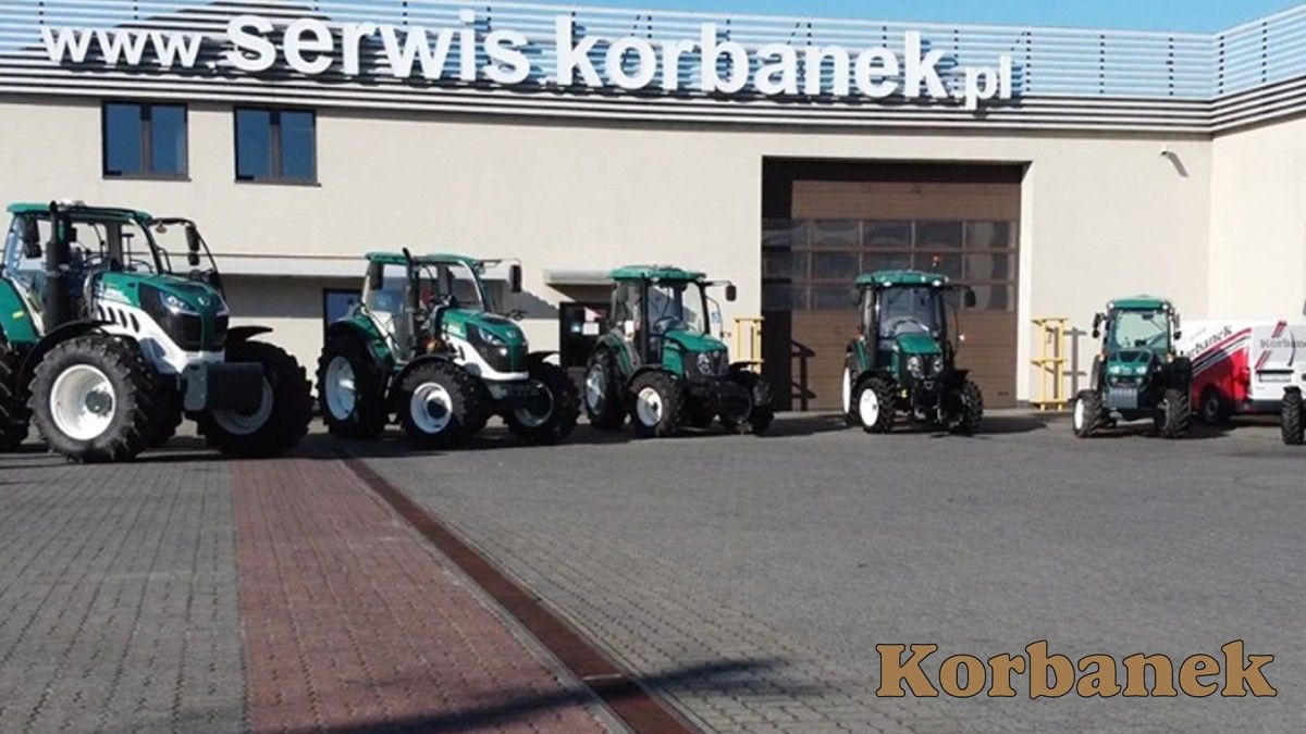 Ciągniki Arbos stojące na placu Korbanek