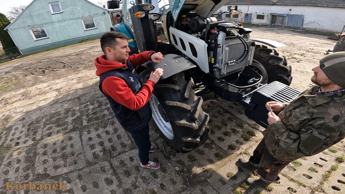 Przy dostawie ciągnika do Pana Dariusza był też sprzedawca Pan Emil, który urzęduje w naszej filii w Święte