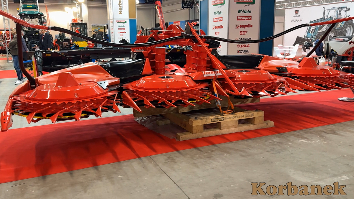 Firma Kemper oferuje adaptery serii 300 i 400 do samojezdnych sieczkarń polowych każdej marki, jak również zawieszane sieczkarnie polowe serii Champion współpracujące z ciagnikami rolniczymi, podbieracze do trawy i urządzenia transportowe