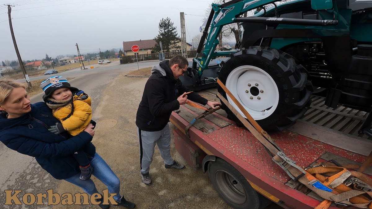 Podczas dostawy należy zawsze sprawdzić numery ciągnika i obejrzeć czy nie ma żadnych uszkodzeń po transporcie