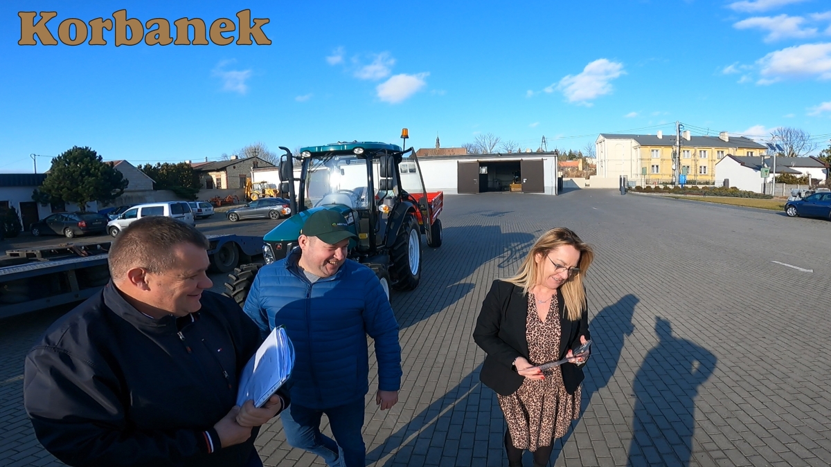 Prezes firmy komunlanej wręcza bon do e-sklepu Korbanek swojej pracownicy, podczas dostawy ciagników Arbos