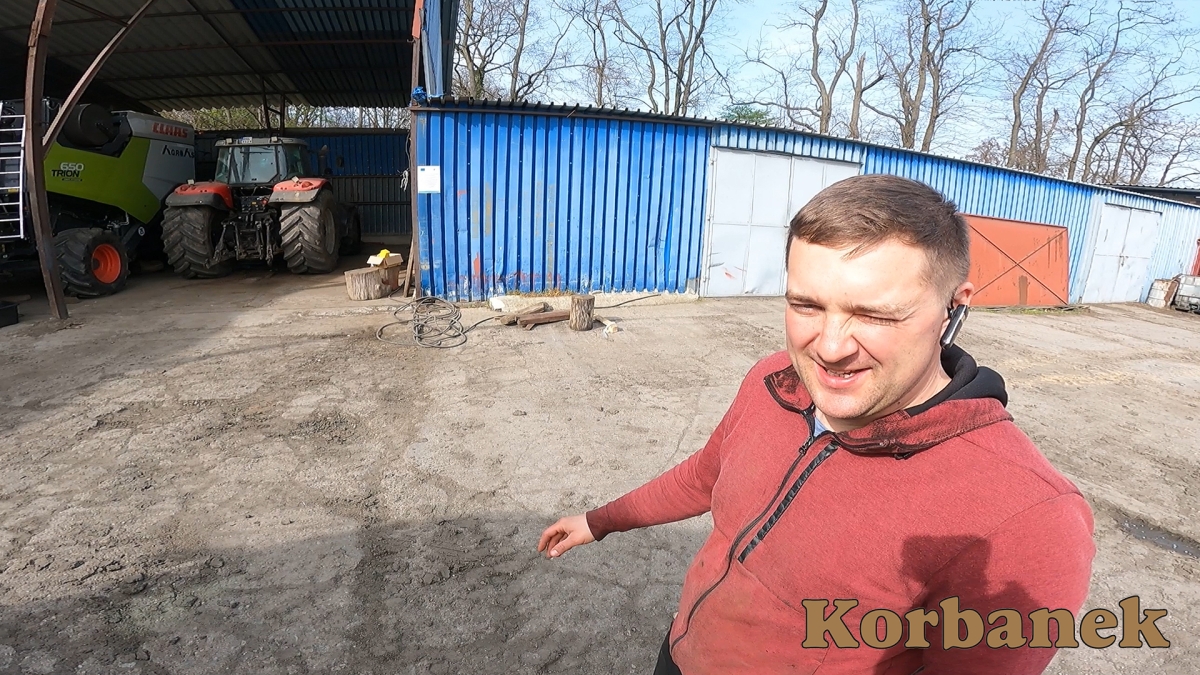 Pan Radosław na swoim gospodarstwie posiada m.in. kombajn Claas i ciagniki MF i Valtra