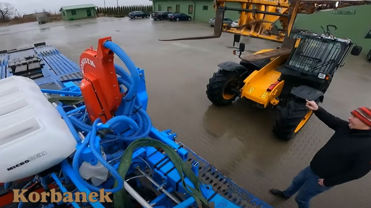 Rozładunek Monosema u Klienta za pomocą ładowarki JCB
