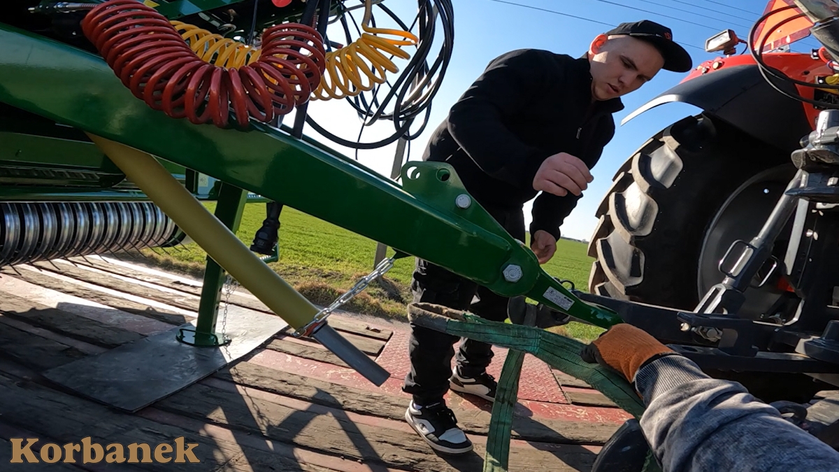 Pan Bartłomiej podpina prasę McHale V6 750 do nowego ciagnika MF z którym docelowo będzie pracować
