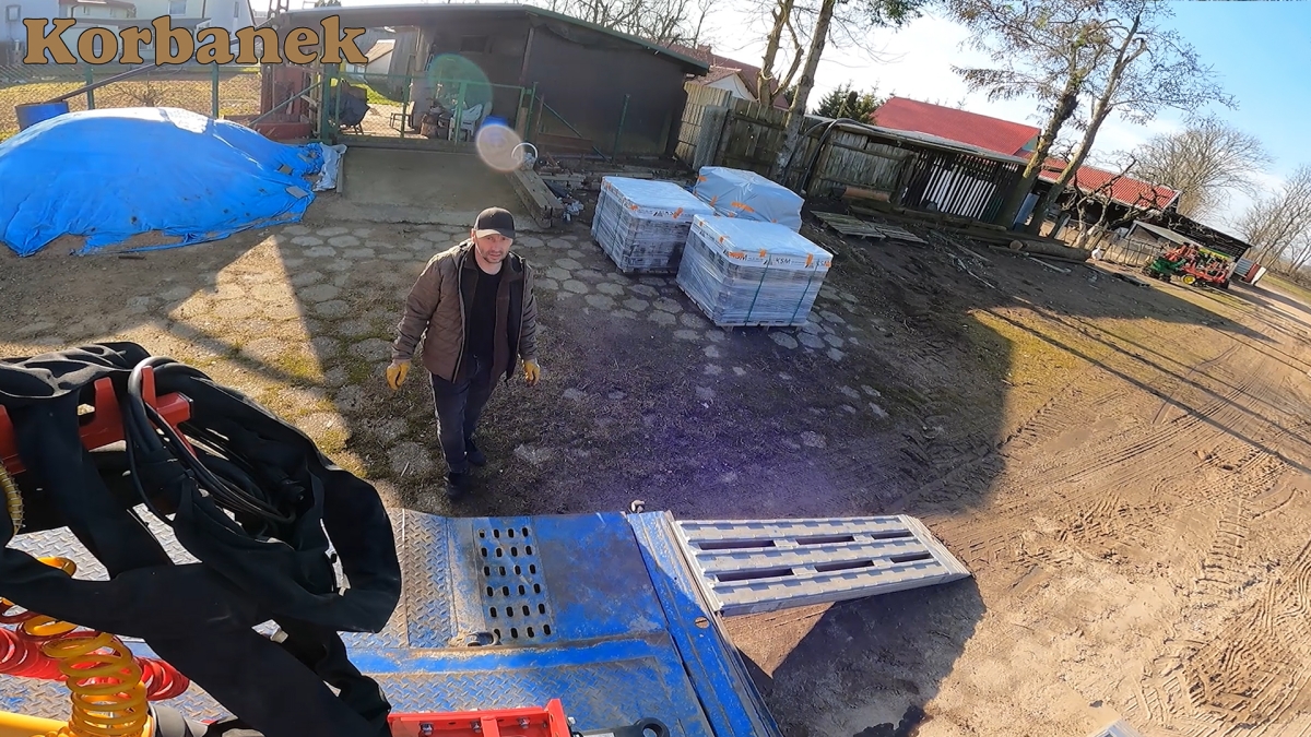 Pan Arkadiusz lubi oglądać filmy na kanale Korbanek, a w szczególności filmy Picia, który dostarczył oprykiwacz
