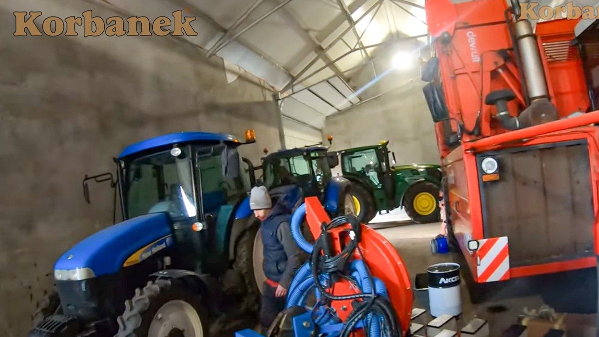 W garażu Klienta znajdują się ciągniki różnych marek  - New Holland, JD i inne