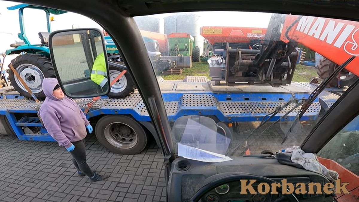 Rozładunek nowego nabytku odbywał się za pomocą ładowarki teleskopowej Manitou