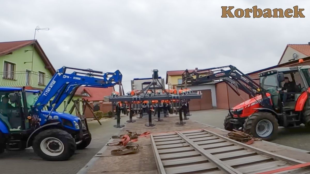 Agregt Mandam zdejmowany z naczepy za pomiocą dwóch traktorów Klienta
