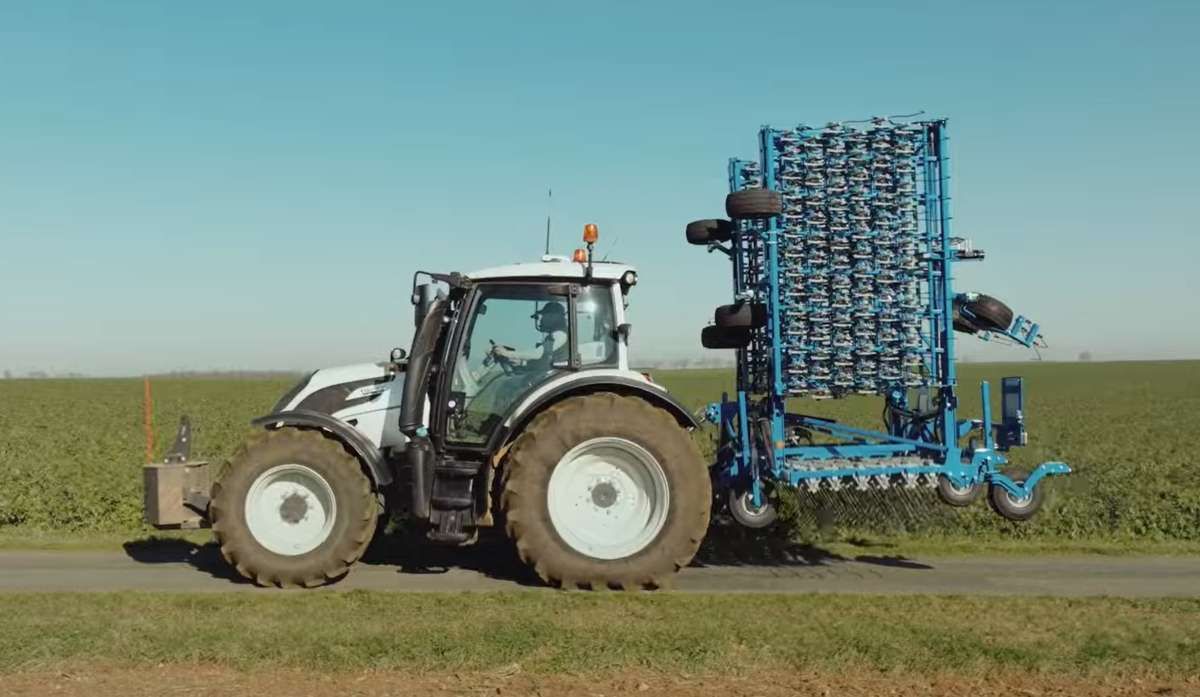 CIągnik Valtra z chwastownikiem Carre