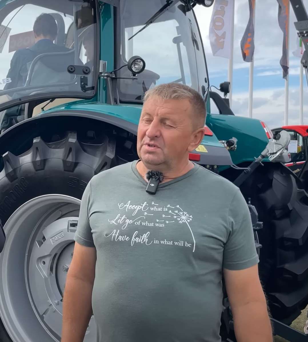 Bronisław Zybała z ciągnikiem Arbos